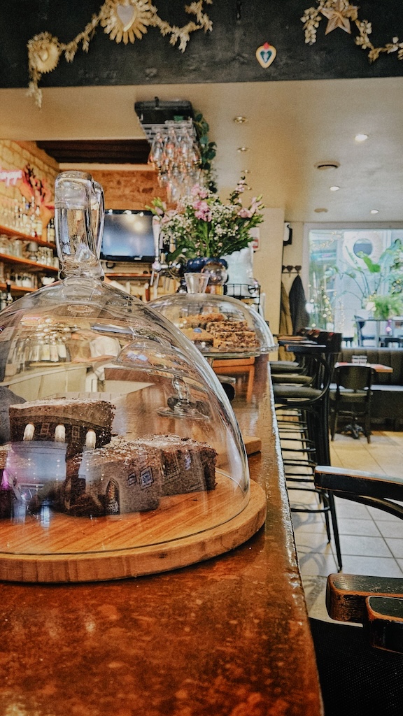 Comptoir et pâtisseries maison de la brasserie Le Diplo, rue Guillaume le Conquérant à Caen
