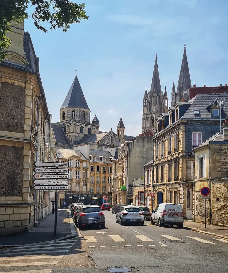 Rue Guillaume le Conquérant à Caen, où se trouve la brasserie Le Diplo, ouverte dès 7h30