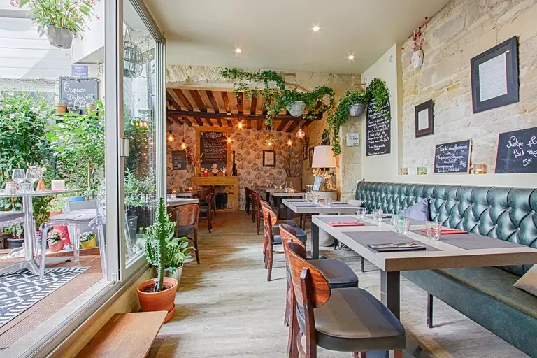 Salle de la brasserie Le Diplo, rue Guillaume le Conquérant, dans le vieux Caen